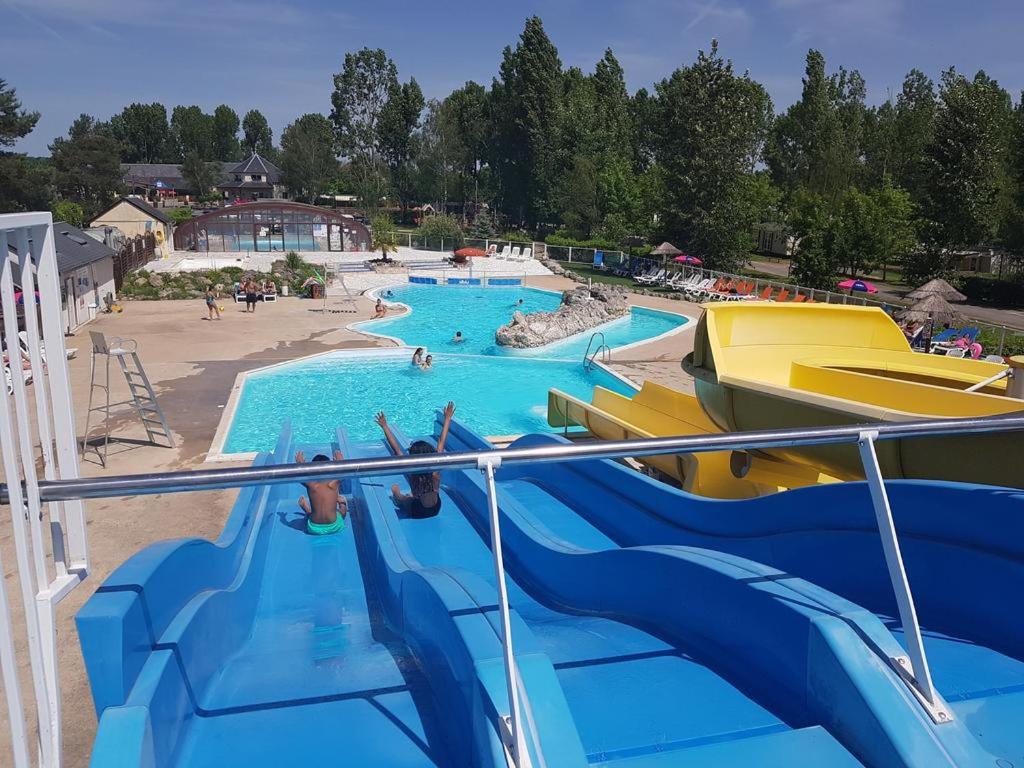 Piscine de l'établissement MOBILHOME 3 CH CAMPING 4* ou située à proximité