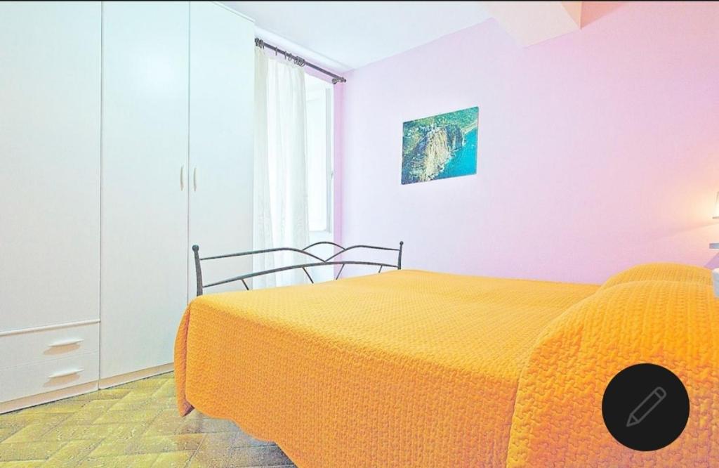 - une chambre avec un lit jaune et une fenêtre dans l'établissement Rossese, à Riomaggiore