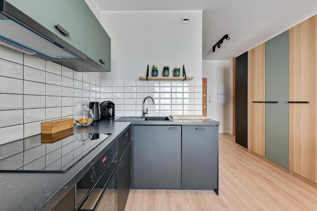 Kuchyňa alebo kuchynka v ubytovaní Apartament Wałowa Shipyard Gdańsk
