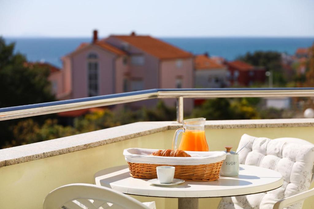 Zadar, The Florens Residence - Apartments near the Beach with the New Pool & Garden, BBQ and Kids playground