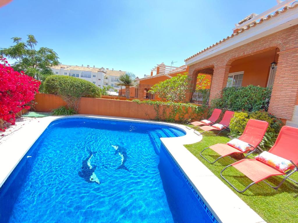 Bazén v ubytovaní Villa with heated private pool, sea view& turkish sauna alebo v jeho blízkosti