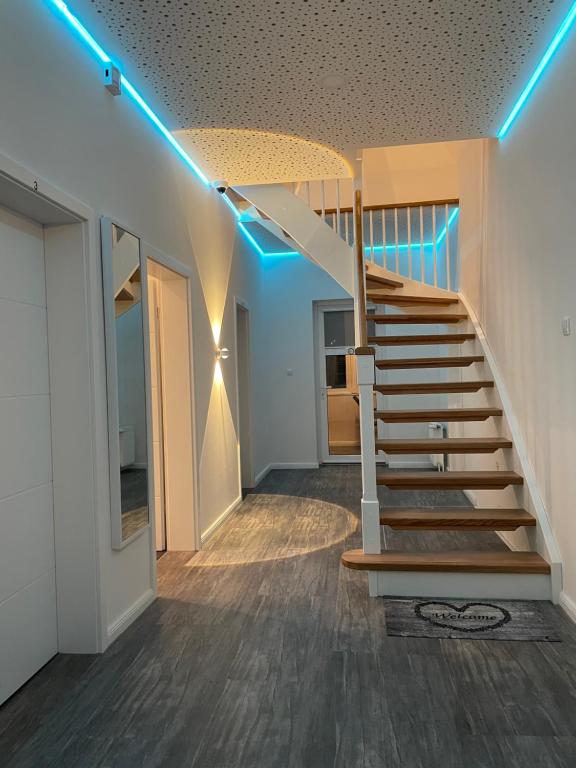 Una escalera en una habitación con luces azules en CityGlückNms - Direkt am Bahnhof und Einkaufszentrum en Neumünster