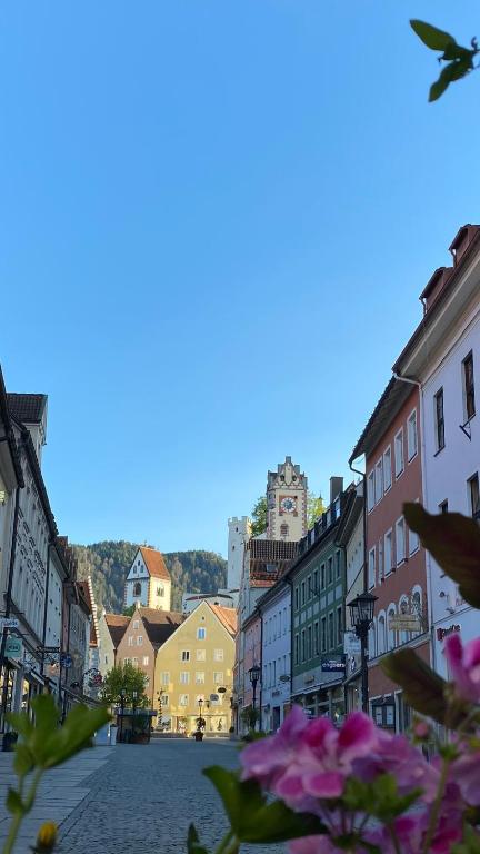 Blick auf eine Stadtstraße mit Gebäuden und Blumen in der Unterkunft Pictures in Füssen