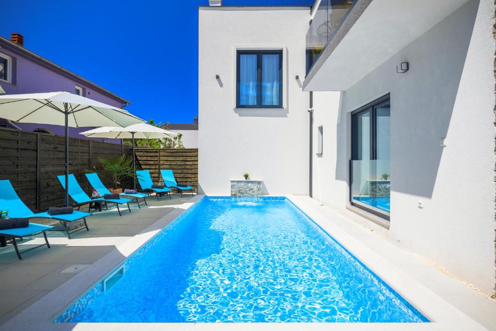 einen Pool im Hinterhof eines Hauses in der Unterkunft Valla Studio Apartments in Fažana