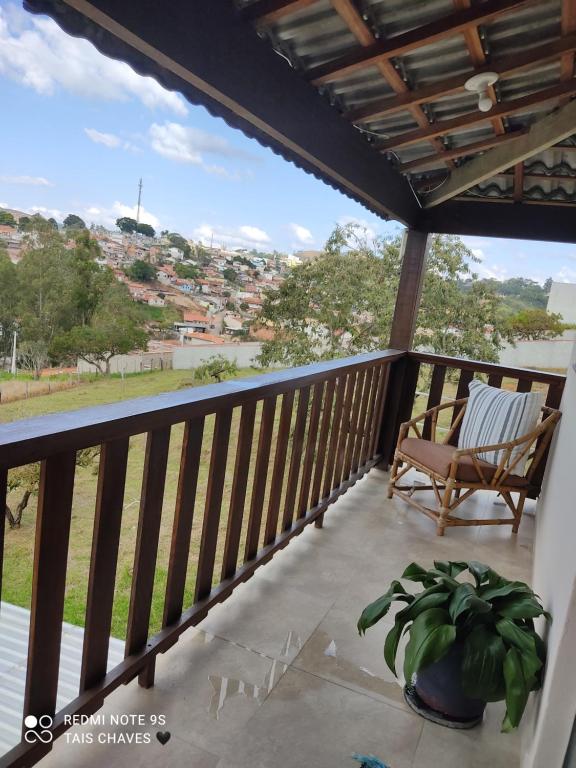 weranda z krzesłem i doniczką w obiekcie Vista Alegre w mieście Cunha
