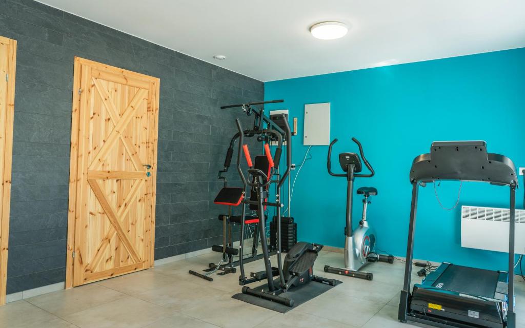 Posilňovňa alebo fitness centrum v ubytovaní Apartamenty SPOKOLOKO Skrzyczne Residence Korzenny i Kamienny