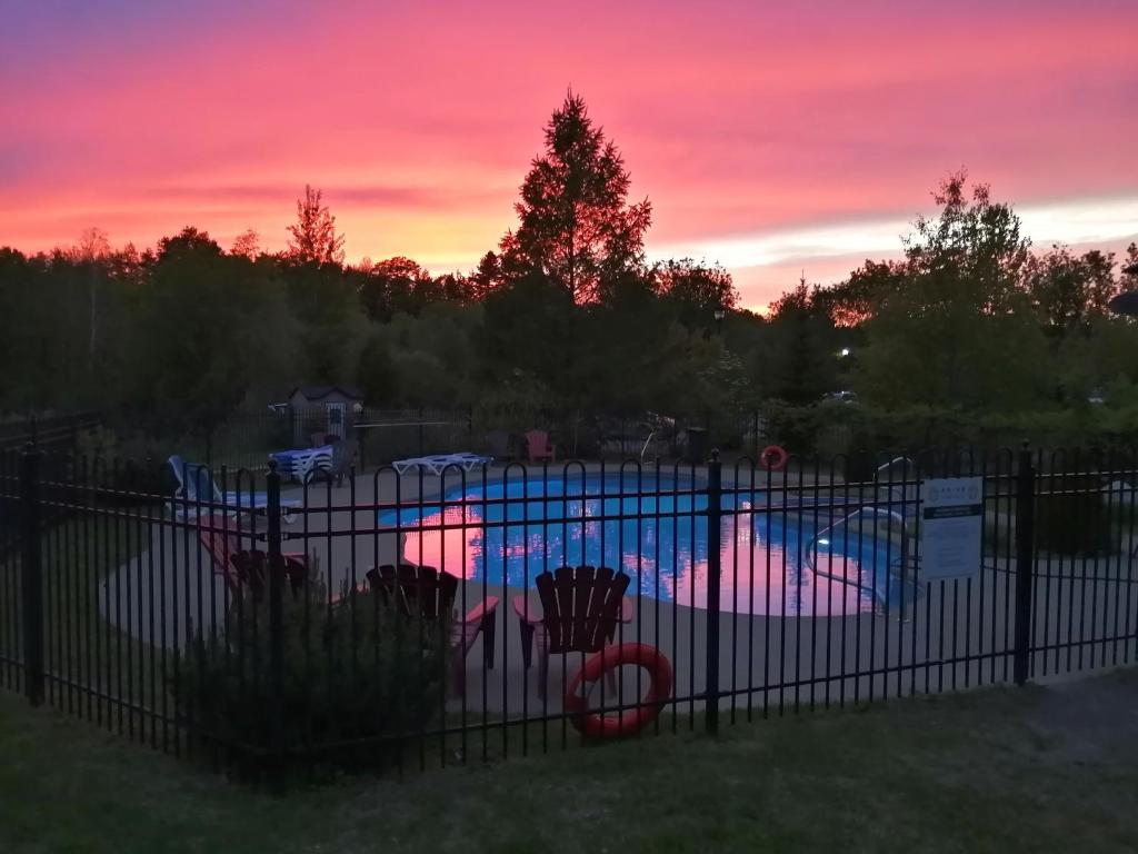 Bazén v ubytování Condos Vacances Orford nebo v jeho okolí