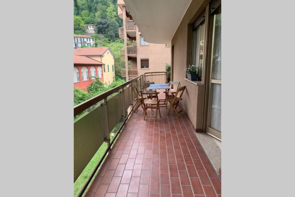 balcone con tavolo e sedie. di Lario Promenade: family friendly apartment in Como a Como