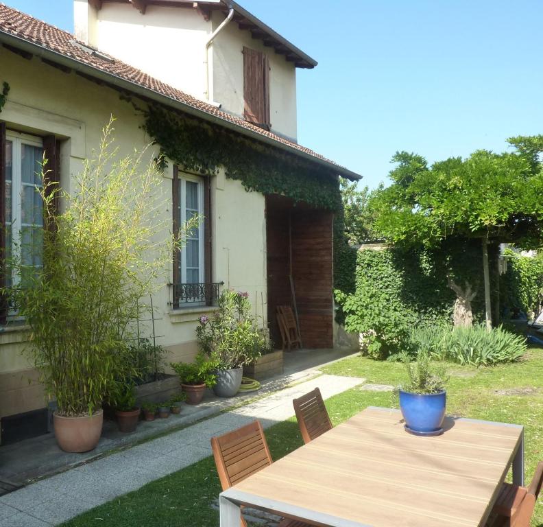 a table and chairs in the yard of a house at Studio ville très calme in Tarbes