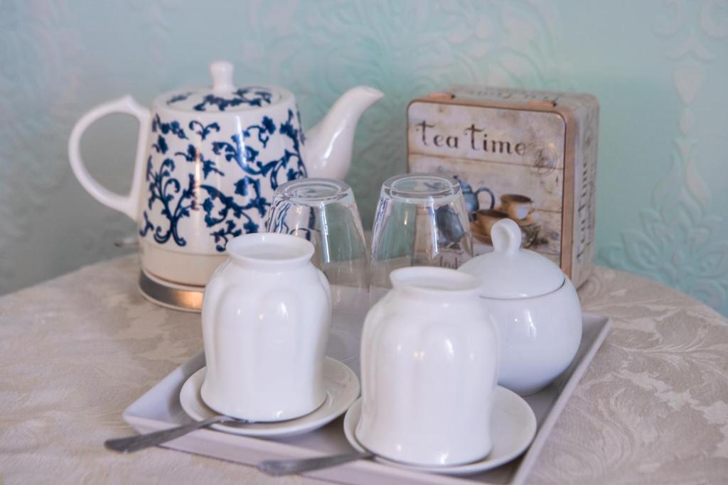 Příslušenství pro přípravu čaje a kávy v ubytování Drumfearne Guesthouse & Tearoom