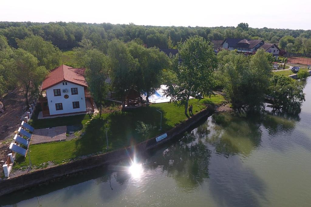 una vista aérea de una casa en una isla en el agua en Dumbrava, en Uzlina