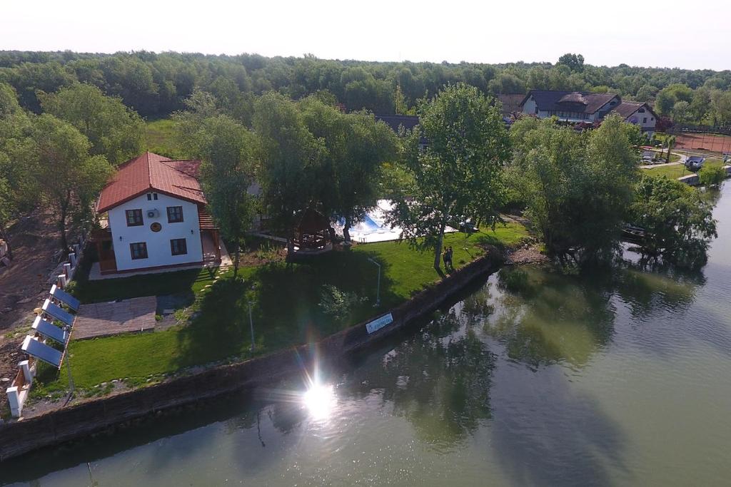 een luchtzicht op een huis op een eiland in het water bij Dumbrava in Uzlina