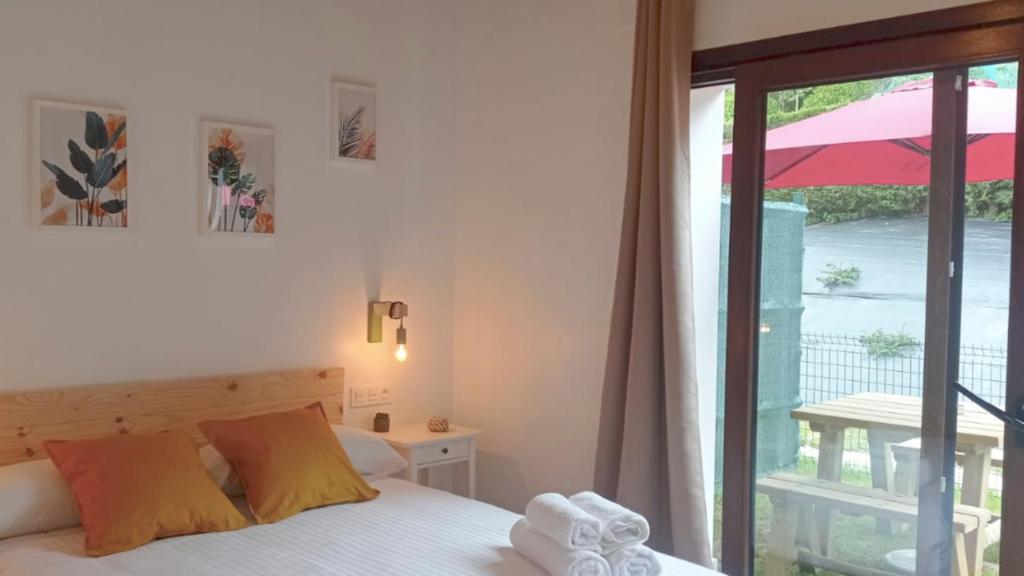 Postel nebo postele na pokoji v ubytování Apartamentos El Respigu