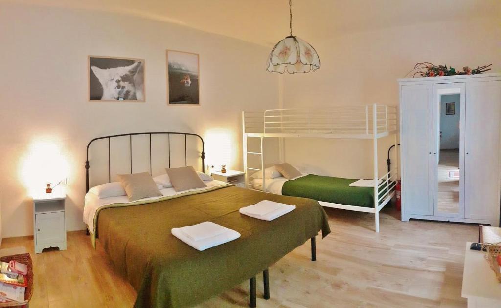 una camera con un letto e un letto a castello di Borgo Castelluccio Country House a Porretta Terme
