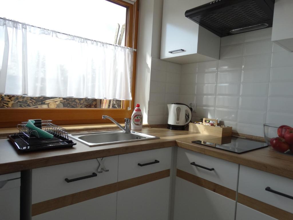 Kuchyňa alebo kuchynka v ubytovaní Apartamenty Tatrzańska Dolina