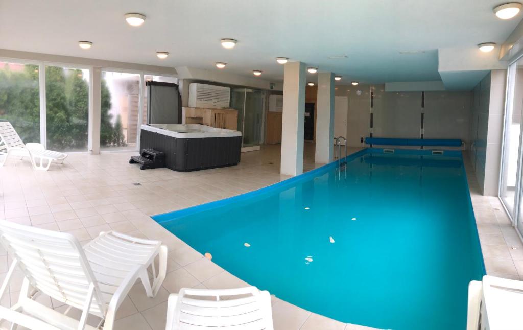 Bazén v ubytování Mango Wellness Apartman nebo v jeho okolí