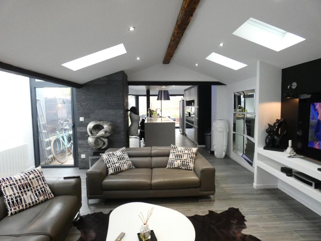 Μια τηλεόραση ή/και κέντρο ψυχαγωγίας στο Loft du Jericho avec JACUZZI privatif