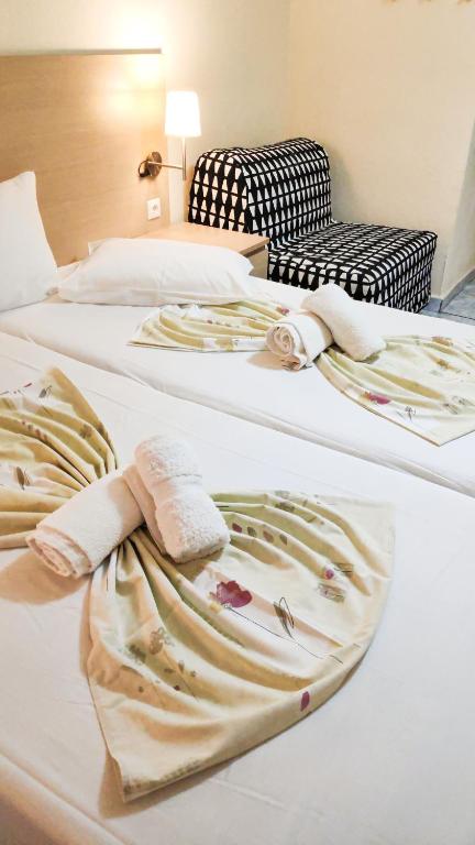 A bed or beds in a room at Jimmy's rooms nea potidea