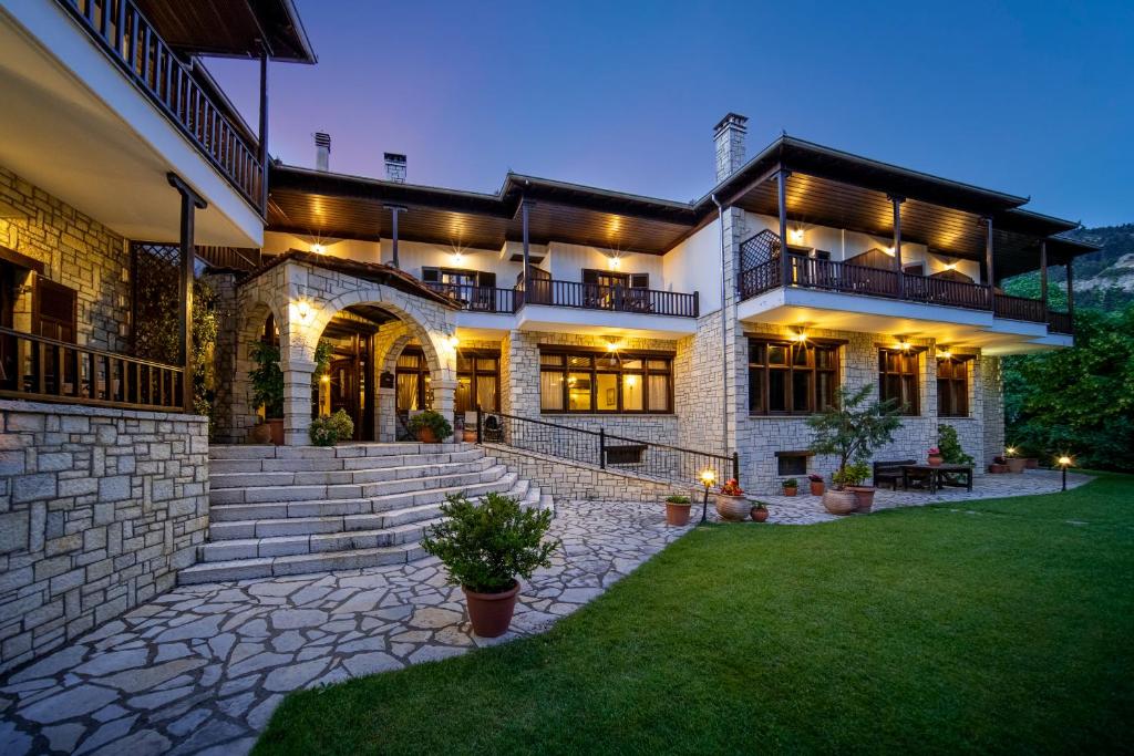 een groot huis met een patio en een tuin bij Hotel Giamandes in Elati Trikalon