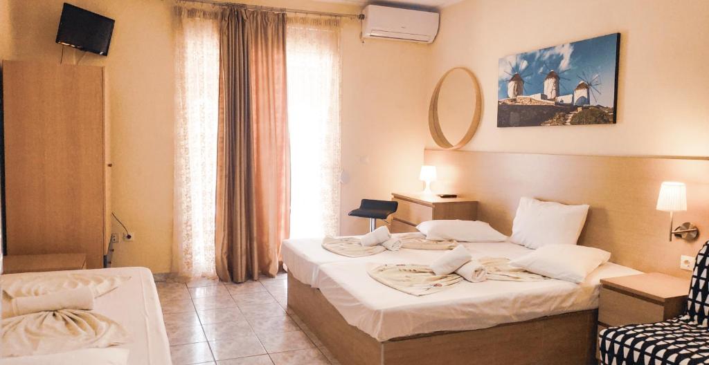 A bed or beds in a room at Jimmy's rooms nea potidea