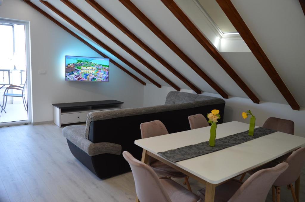 Televízia a/alebo spoločenská miestnosť v ubytovaní Apartments Toni&Luka