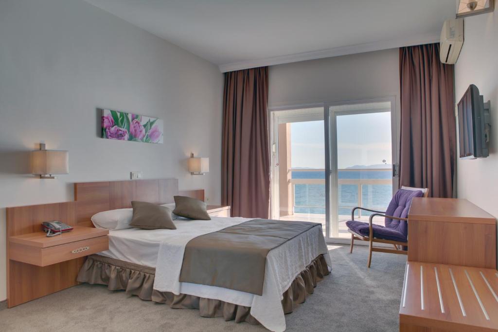 Postel nebo postele na pokoji v ubytování Melis Hotel Kusadasi