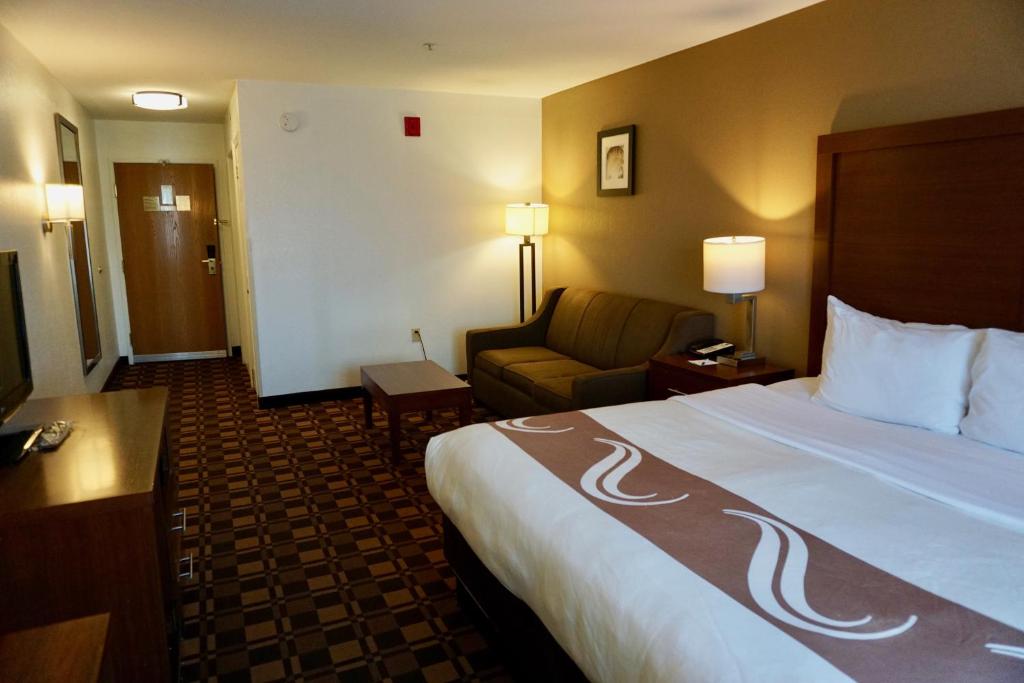 Postel nebo postele na pokoji v ubytování Quality Inn & Suites Georgetown - Seaford
