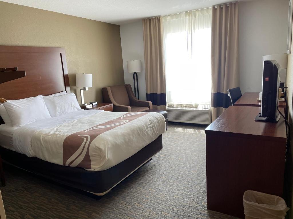 Postel nebo postele na pokoji v ubytování Quality Inn & Suites Georgetown - Seaford