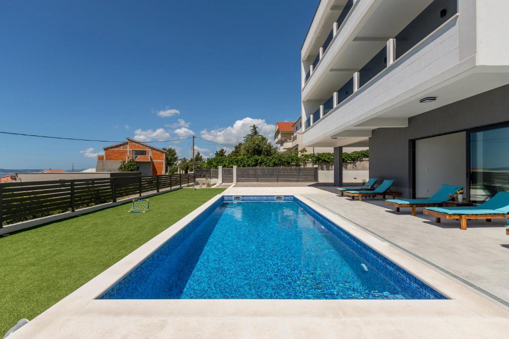 Bazén v ubytovaní Luxury Villa La nonna Ana - heated pool, sea view, near Split alebo v jeho blízkosti