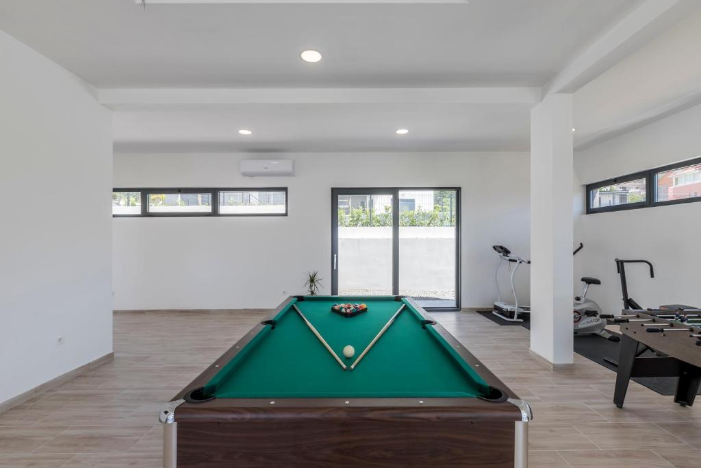 Biliardový stôl v ubytovaní Luxury Villa La nonna Ana - heated pool, sea view, near Split