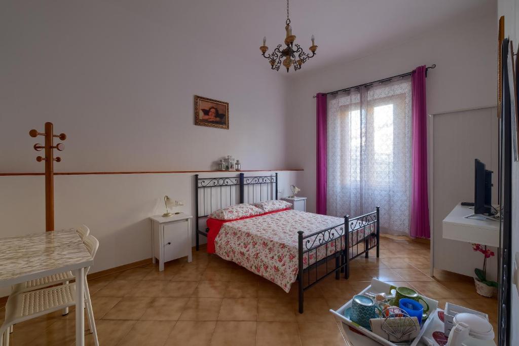 um pequeno quarto com uma cama e uma janela em Dimora Del Magnifico em Florença