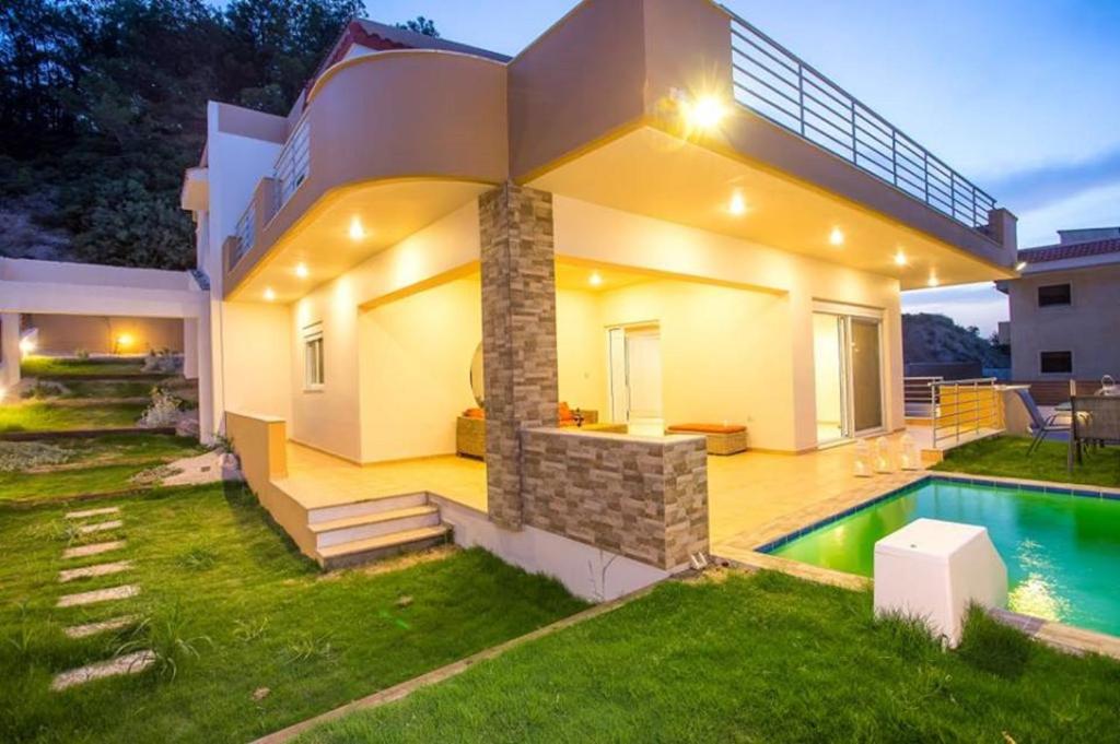 een huis met een zwembad in de tuin bij MeFoMi Villa in Rhodos-stad