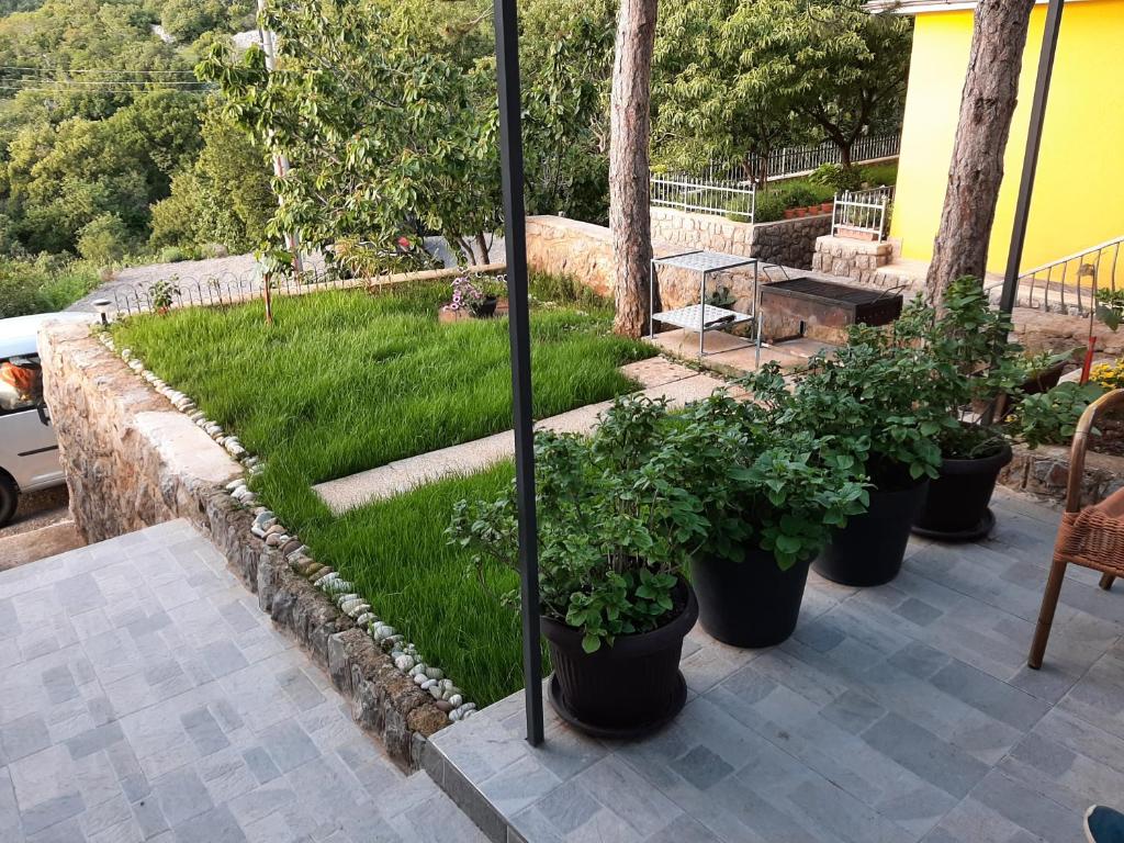 Vonkajšia záhrada v ubytovaní Apartments Roby 3M