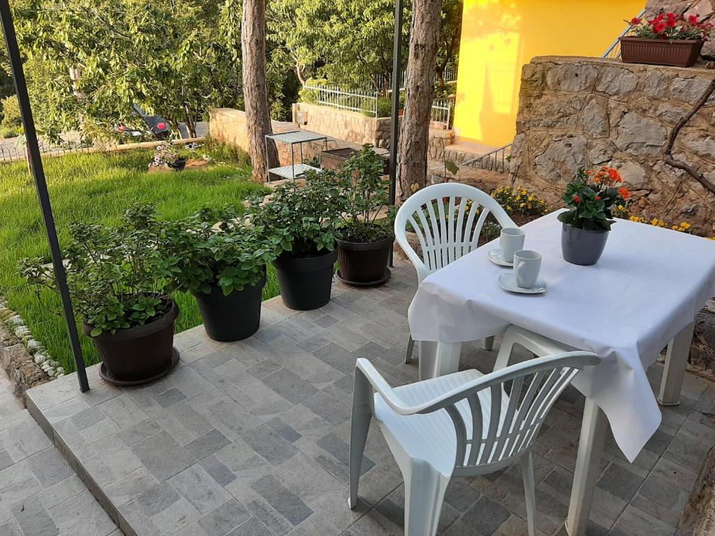 Vonkajšia záhrada v ubytovaní Apartments Roby 3M