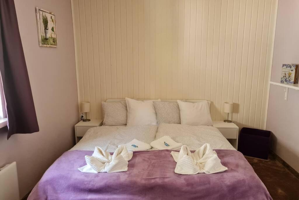 Posteľ alebo postele v izbe v ubytovaní Murzeit Apartman