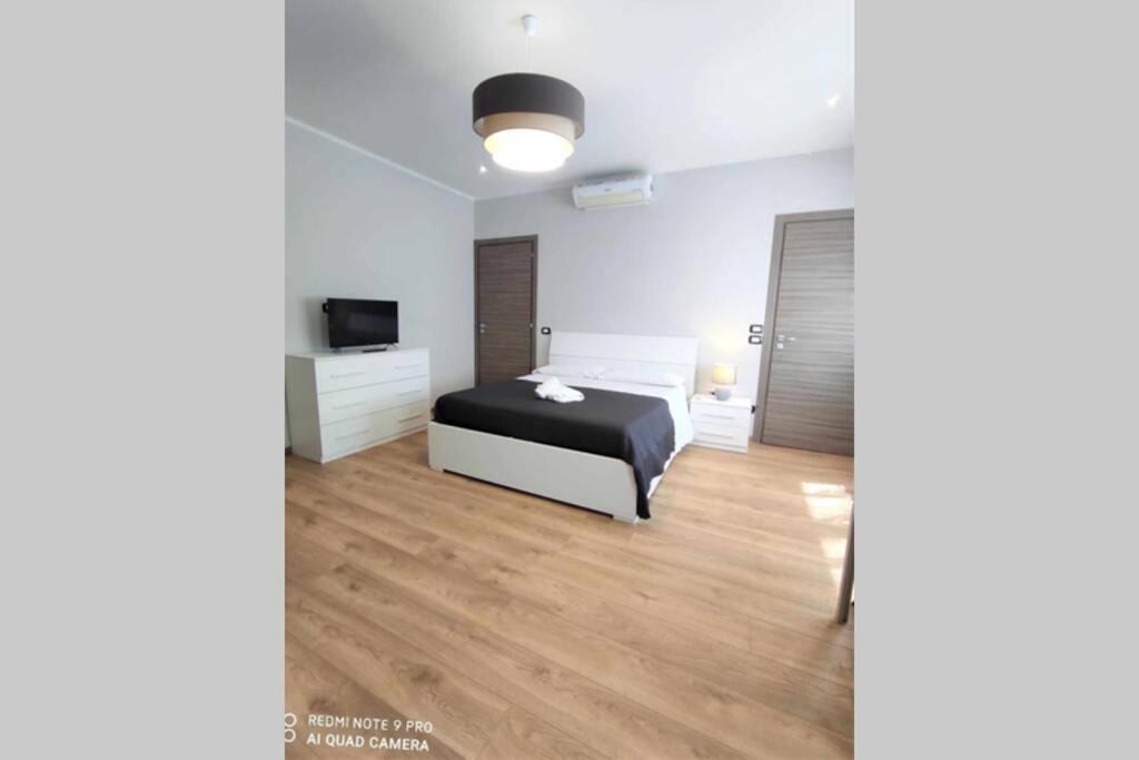 1 dormitorio con 1 cama y TV en CAREGGI TOP HOUSE 1, en Florencia