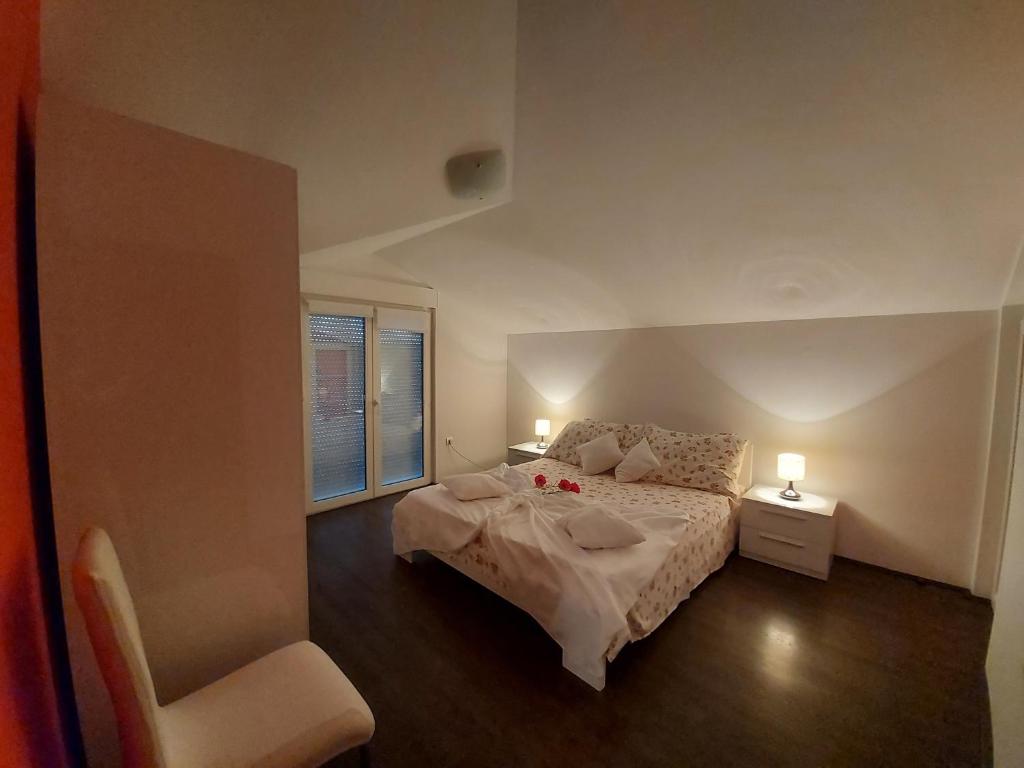 Säng eller sängar i ett rum på Apartments Karadza