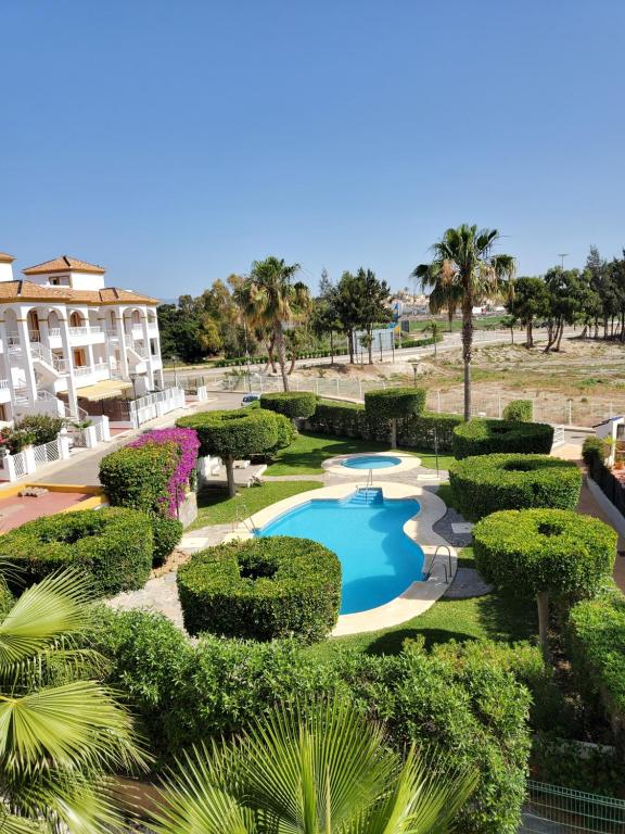 Bazén v ubytovaní LUJOSO ADOSADO de TRES HABITACIONES en VERA PLAYA A 200 METROS DEL MAR alebo v jeho blízkosti