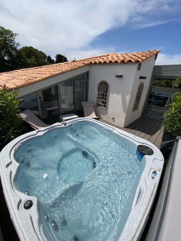 une grande piscine devant une maison dans l'établissement Le Rooftop Tropézien, à Saint-Tropez