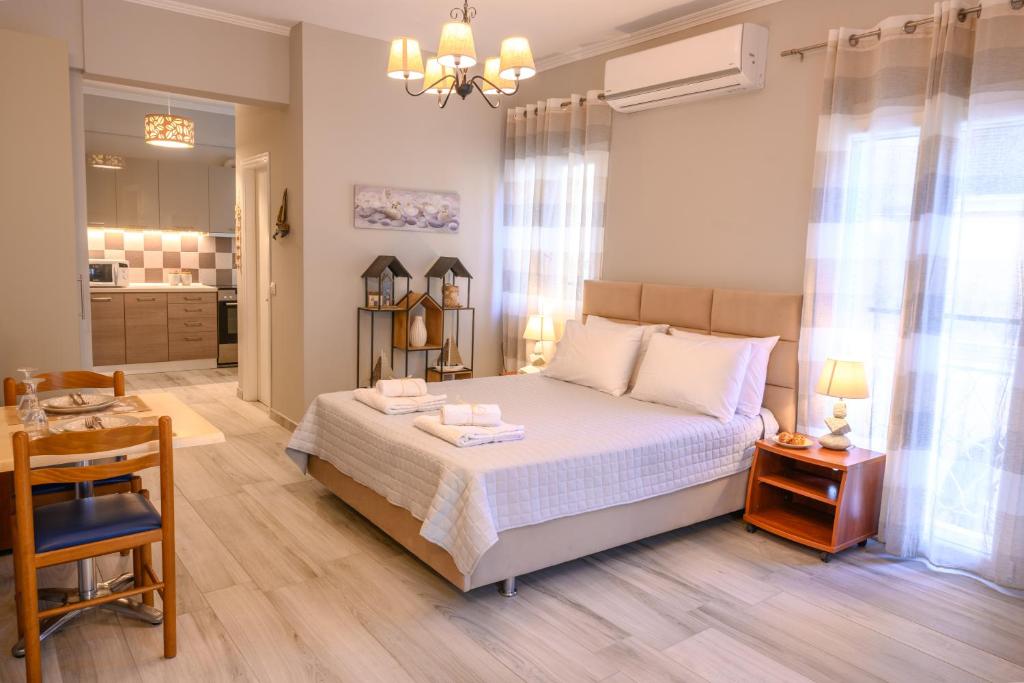 sypialnia z łóżkiem i stołem z krzesłem w obiekcie Casa Voula w Korfu