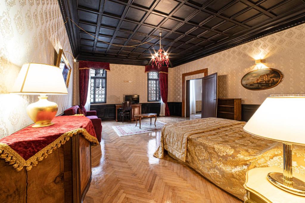 sypialnia z łóżkiem i salonem w obiekcie palazzo suite ducale w Wenecji