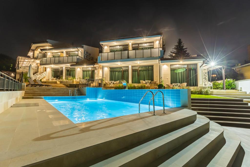 una casa con piscina frente a ella en Club Houses StefVall, en Glavatartsi