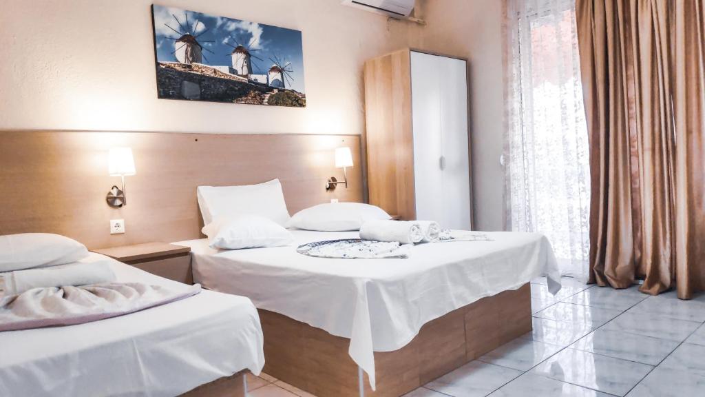 A bed or beds in a room at Jimmy's rooms nea potidea