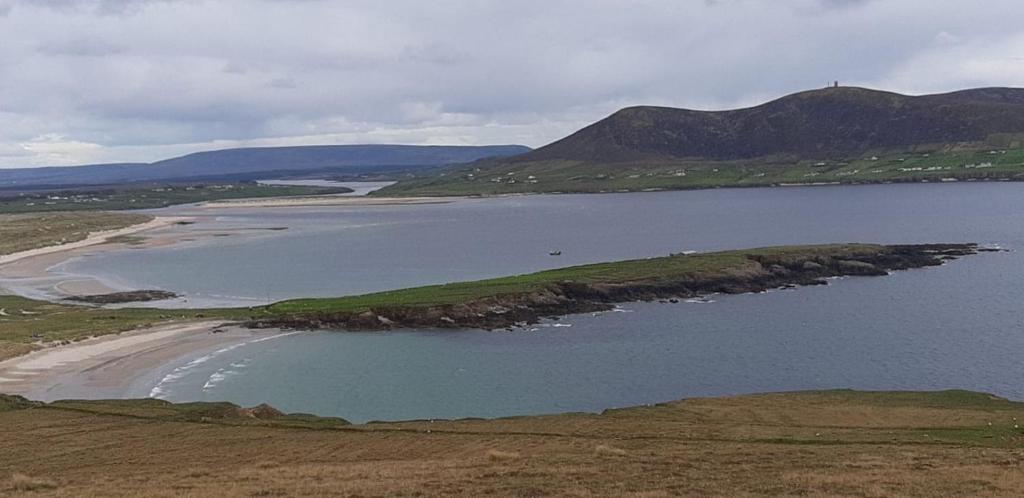 eine Insel im Wasser mit Strand in der Unterkunft Rinroe View in the Barony of Erris in Ballina