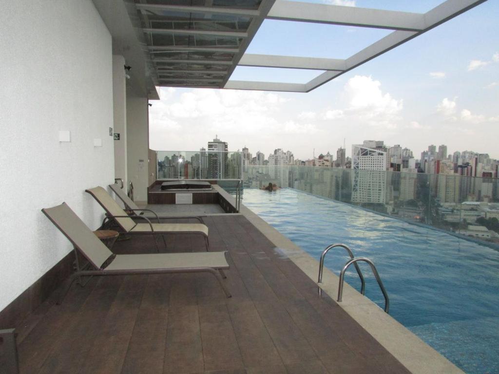 uma piscina no último piso com vista para a cidade em Flat Super Aconchegante no DNA - Proximo ao Vaca Brava em Goiânia
