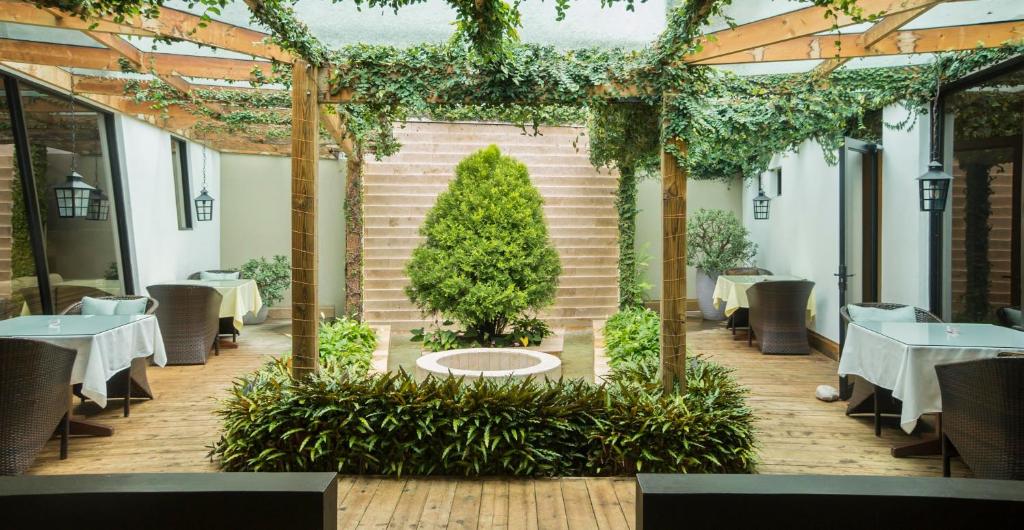 Um jardim no exterior de Hotel Ladera