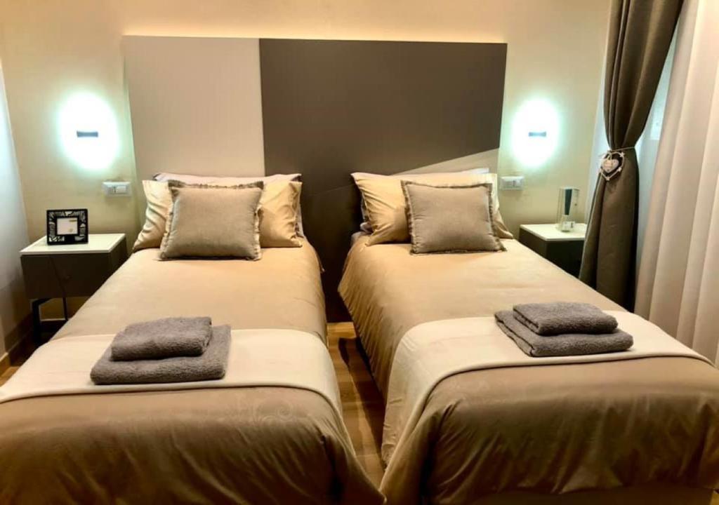 A bed or beds in a room at Room sweet Room 2