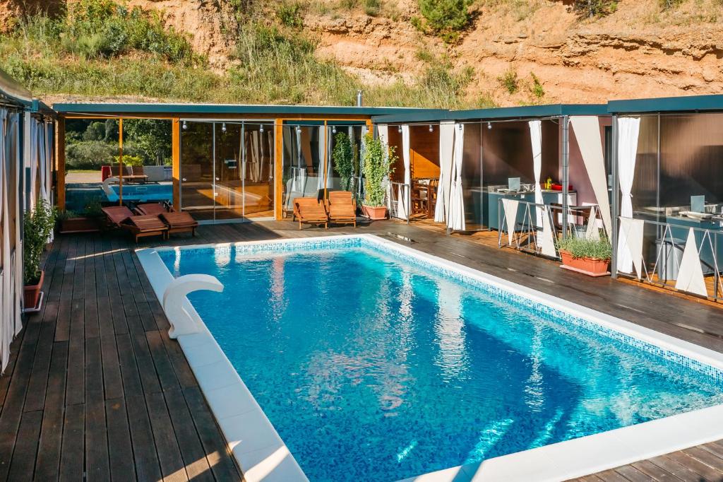 uma piscina numa casa com uma montanha ao fundo em Illyria em Skradin