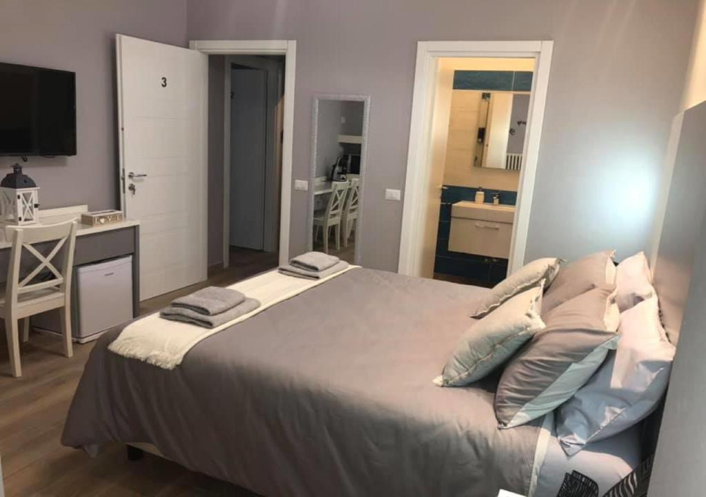 A bed or beds in a room at Room sweet Room 2