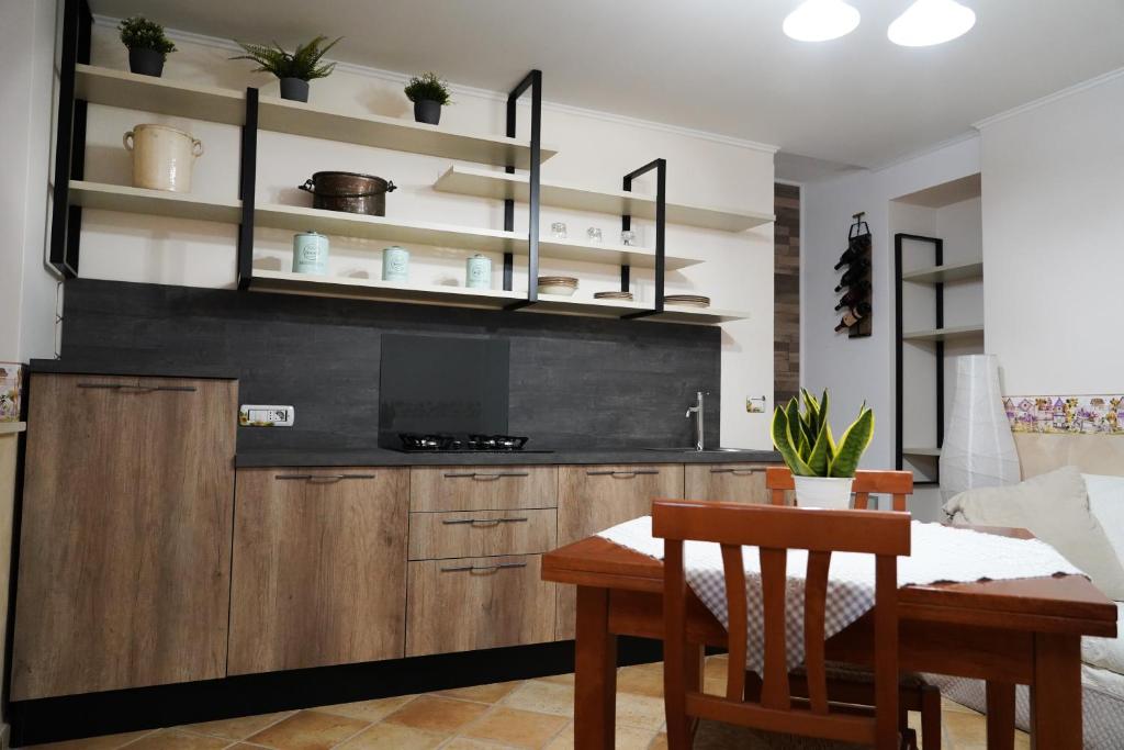 Kuchyň nebo kuchyňský kout v ubytování FamiliaINN Rooms & Apartments